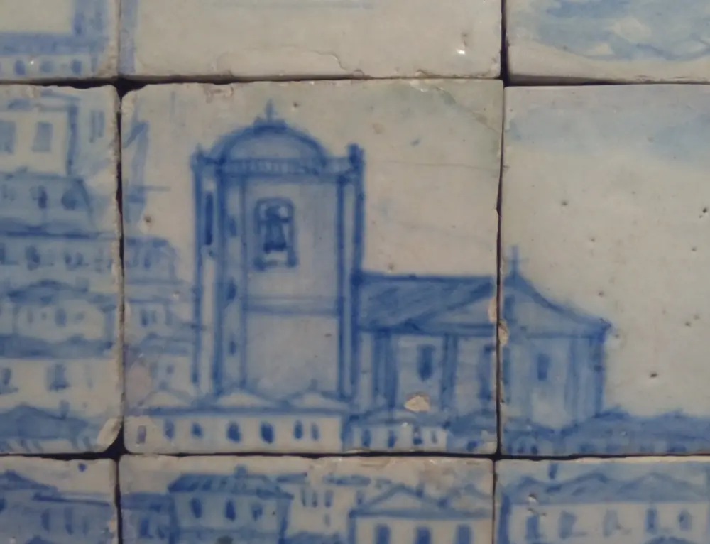 Painel de azulejos do início do século XVIII com a Igreja de São Roque numa vista de Lisboa