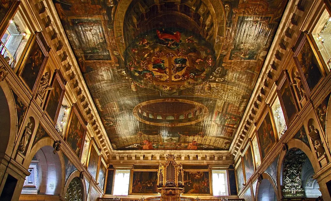 Teto pintado em perspetiva da nave da Igreja de São Roque, em Lisboa