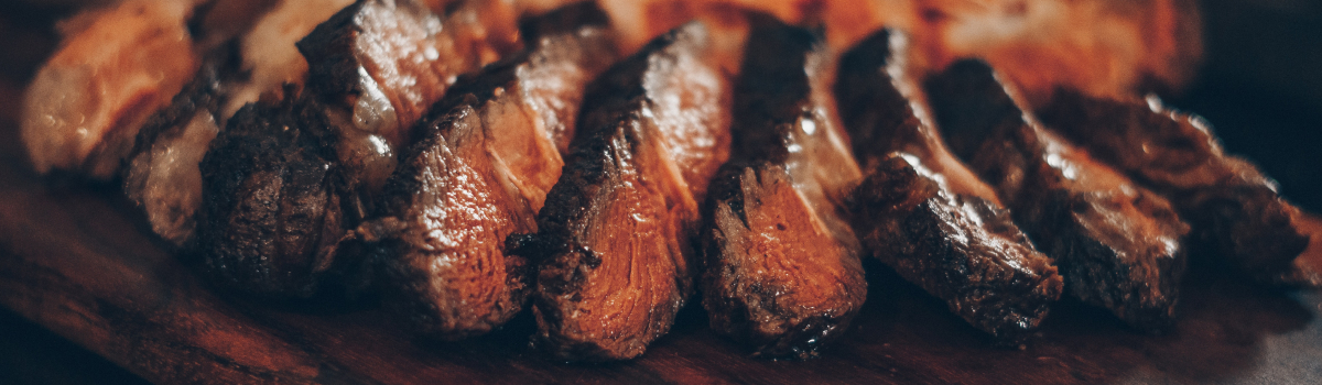 Carne grelhada fatiada, da secção de carnes da ementa do Restaurante A Toca