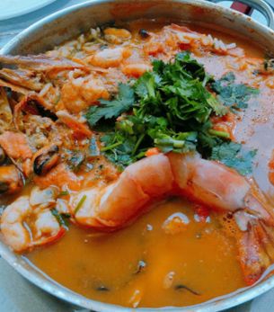 Arroz de marisco com gambas e coentros, especialidade do Restaurante A Toca, em Cacilhas