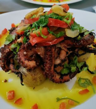 Polvo à lagareiro com salada de pimento e coentros, no Restaurante A Toca, em Cacilhas