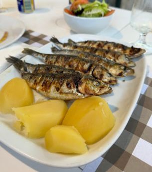 Sardinhas grelhadas com batata cozida, no Restaurante A Toca, em Cacilhas