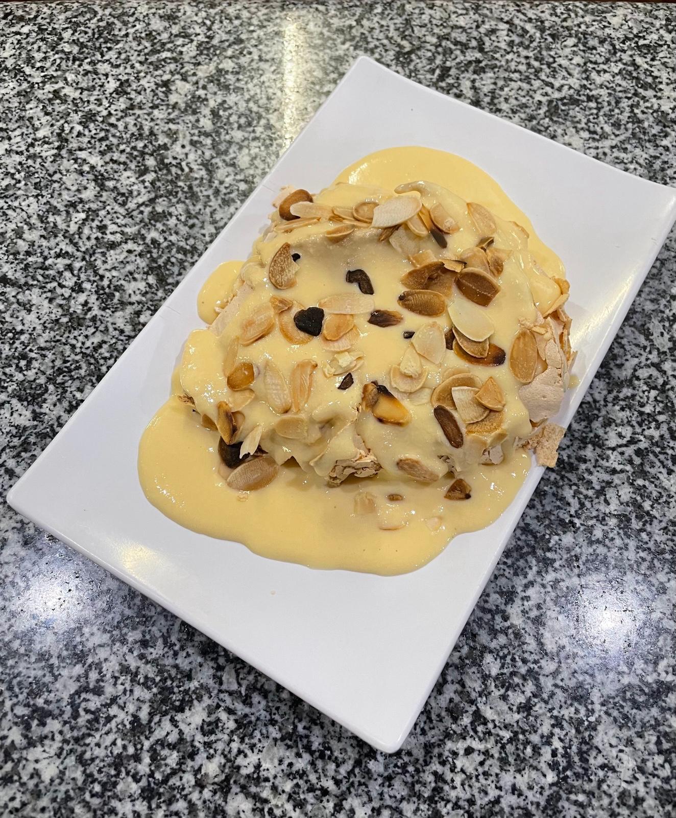 Merengue de doce de ovos com amêndoa tostada